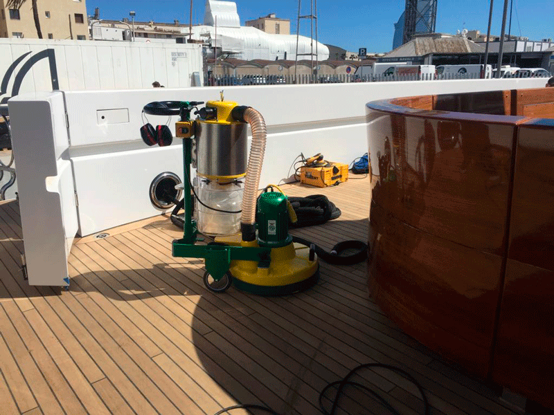 Una lijadora TRIO de Lägler muestra su eficiencia en un barco de Barcelona